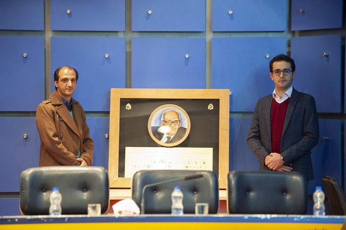 مراسم افتتاحیه همایش: عکس یادگار جناب آقای سماواتیان و استاد افشار در کنار کتیبه ماندگار نوبل یونیورسال کارآفرینی