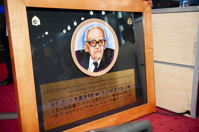 کتیبه یادبود پرفسور حسابی: نام و لوگوی 3گام، در این کتیبه ماندگار به عنوان برنده جایزه نوبل یونیورسال کارآفرینی، نقش بسته است